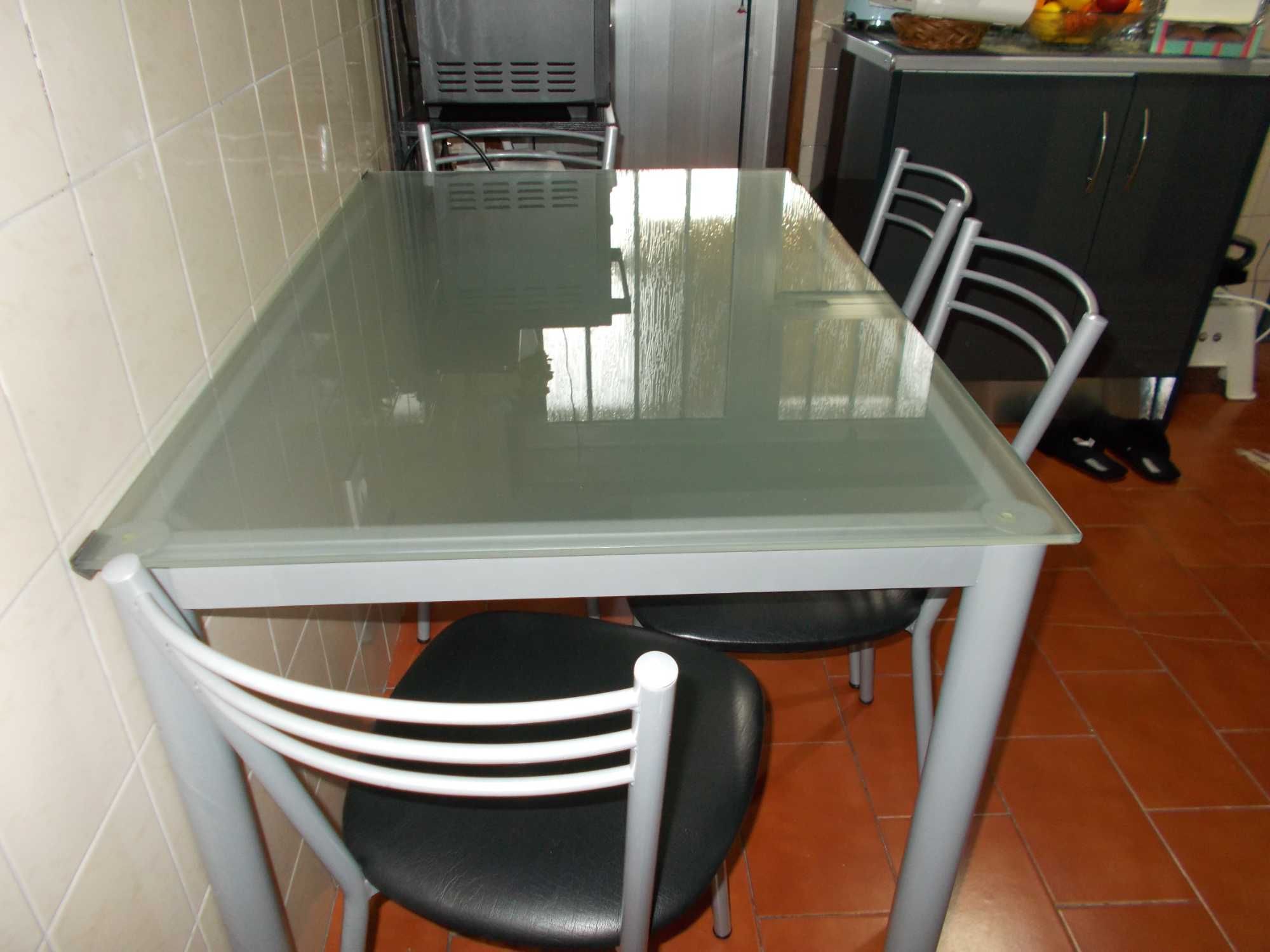 Mesa de cozinha e 4 Cadeiras