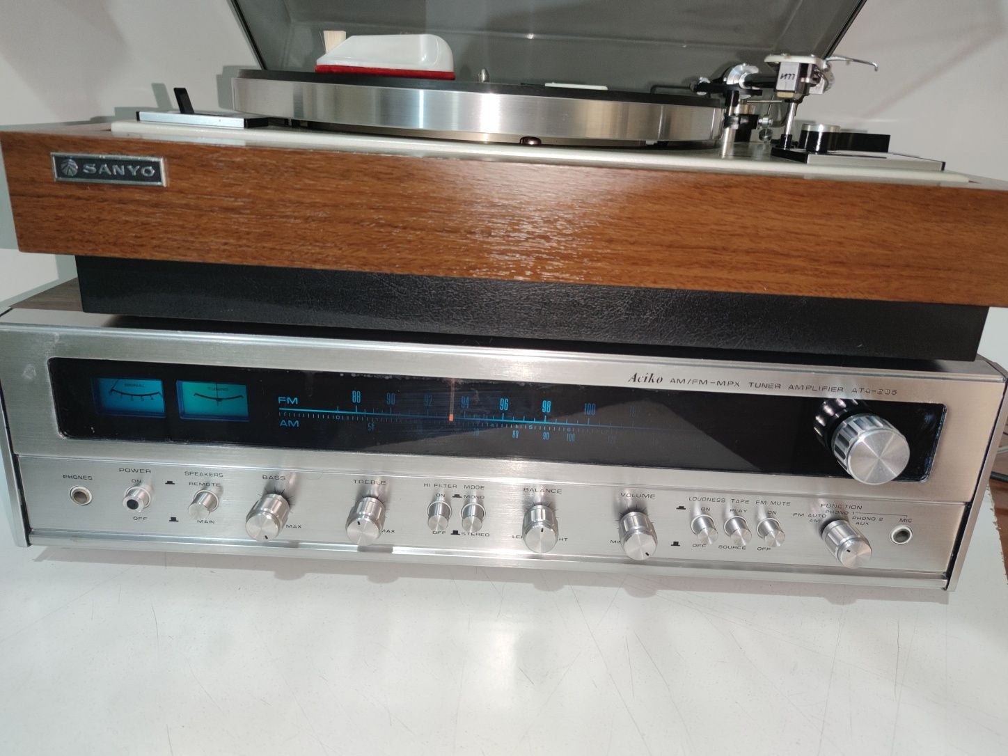 Amplificador ACIKO ata 235 - Gira disco SANYO tp 152 (LER ANUNCIO)