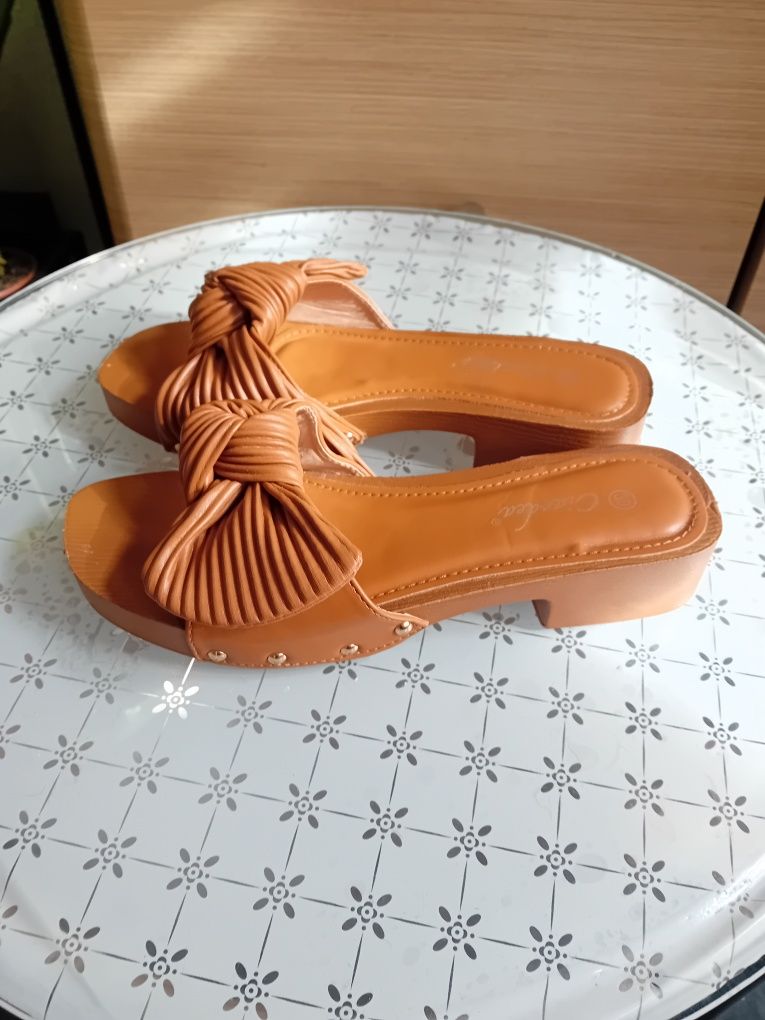 Lekkie klapki jak drewniaki r.39