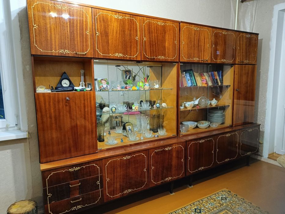 Продаються меблі для вітальні,шкафи,стінка