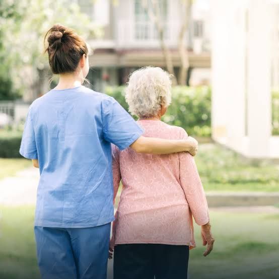 Cuidadora de idosos/Auxiliar de Geriatria