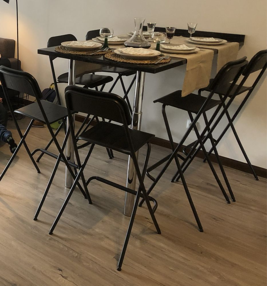 Mesa de pedra com pernas
