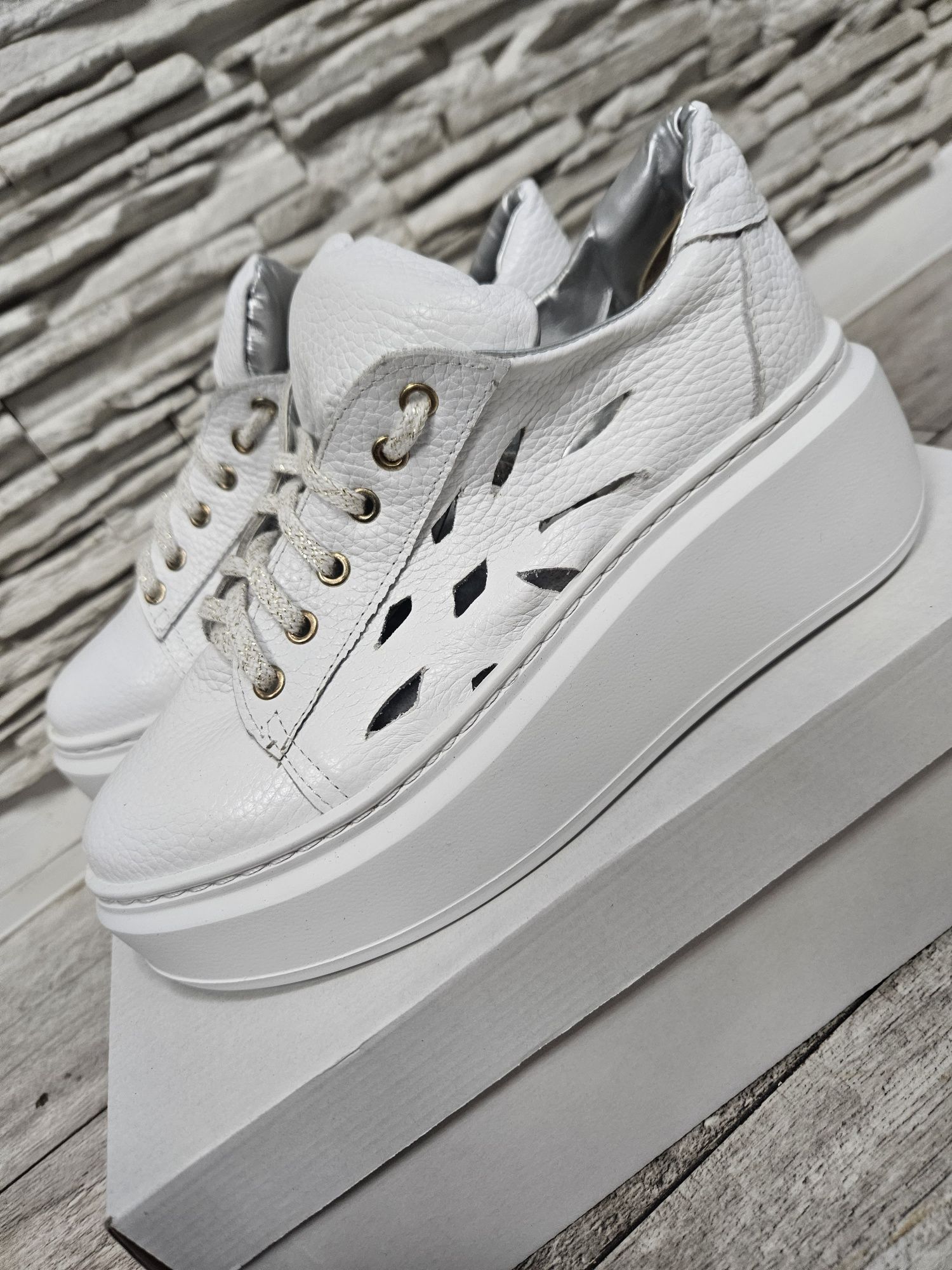 Przepiękne NOWE sneakersy ze skóry naturalnej wiosenne na wysokiej pod