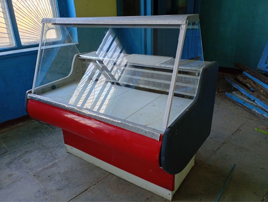 Холодильник вітрина в нормальному стані.