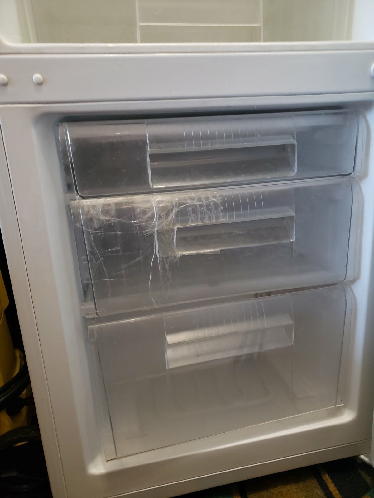 Продам б/у холодильник 2-х камерний під ремонт.
