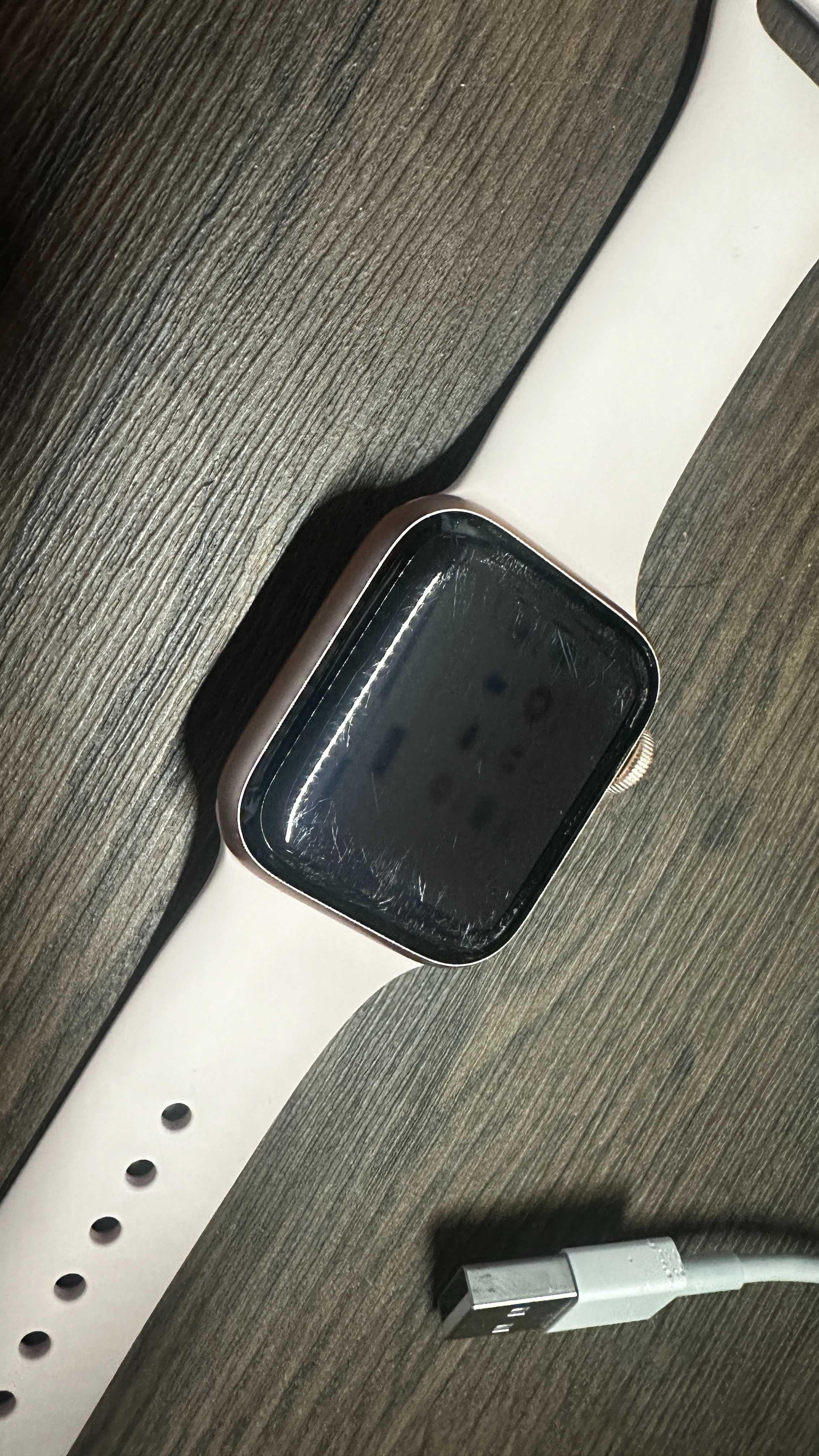 Apple Watch 4 | 40MM | Gold Aluminium/Pink