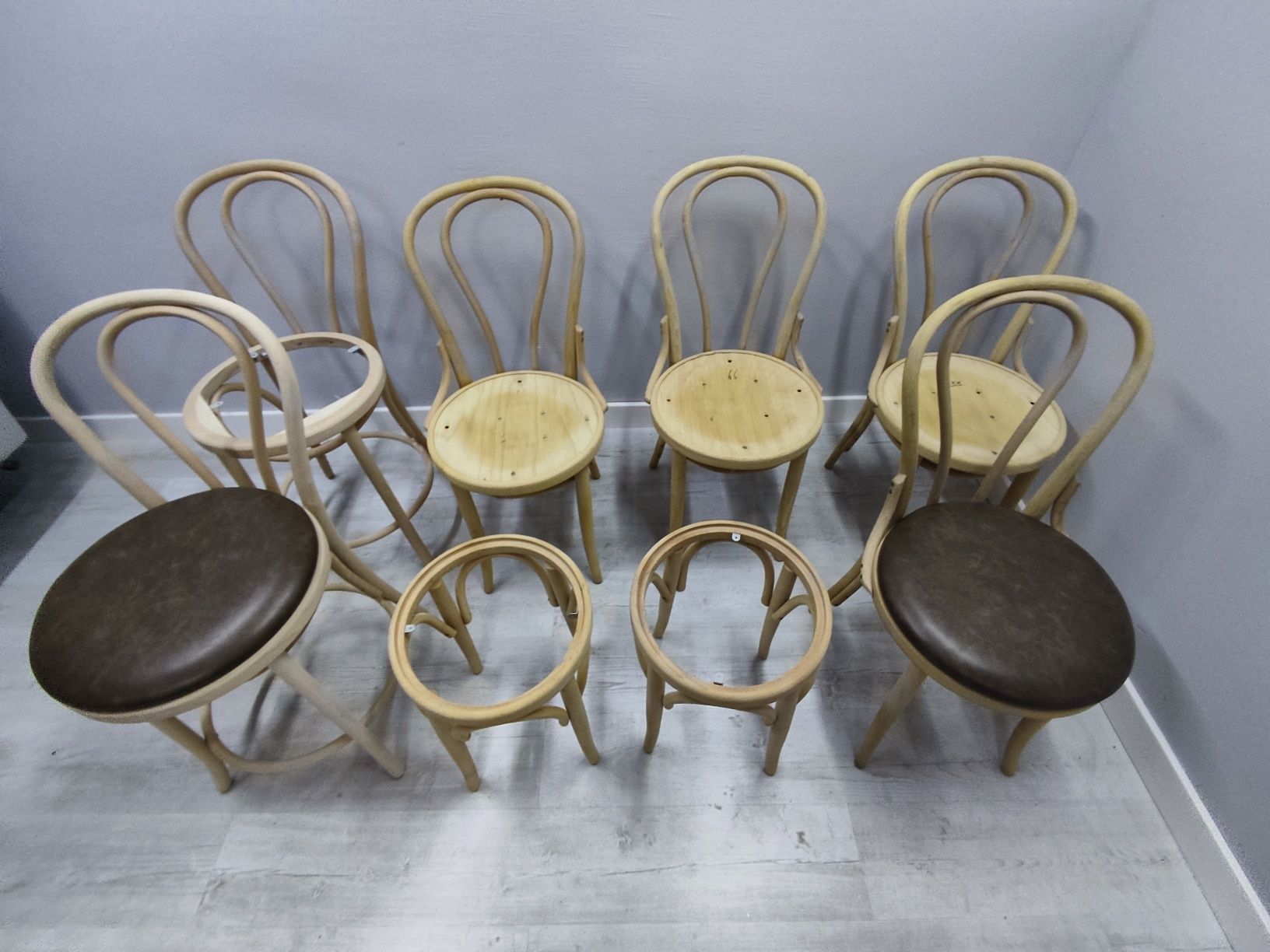 Krzesła Thonet Fameg A 18 hoker, stołek szlifowane do malowania 45szt.