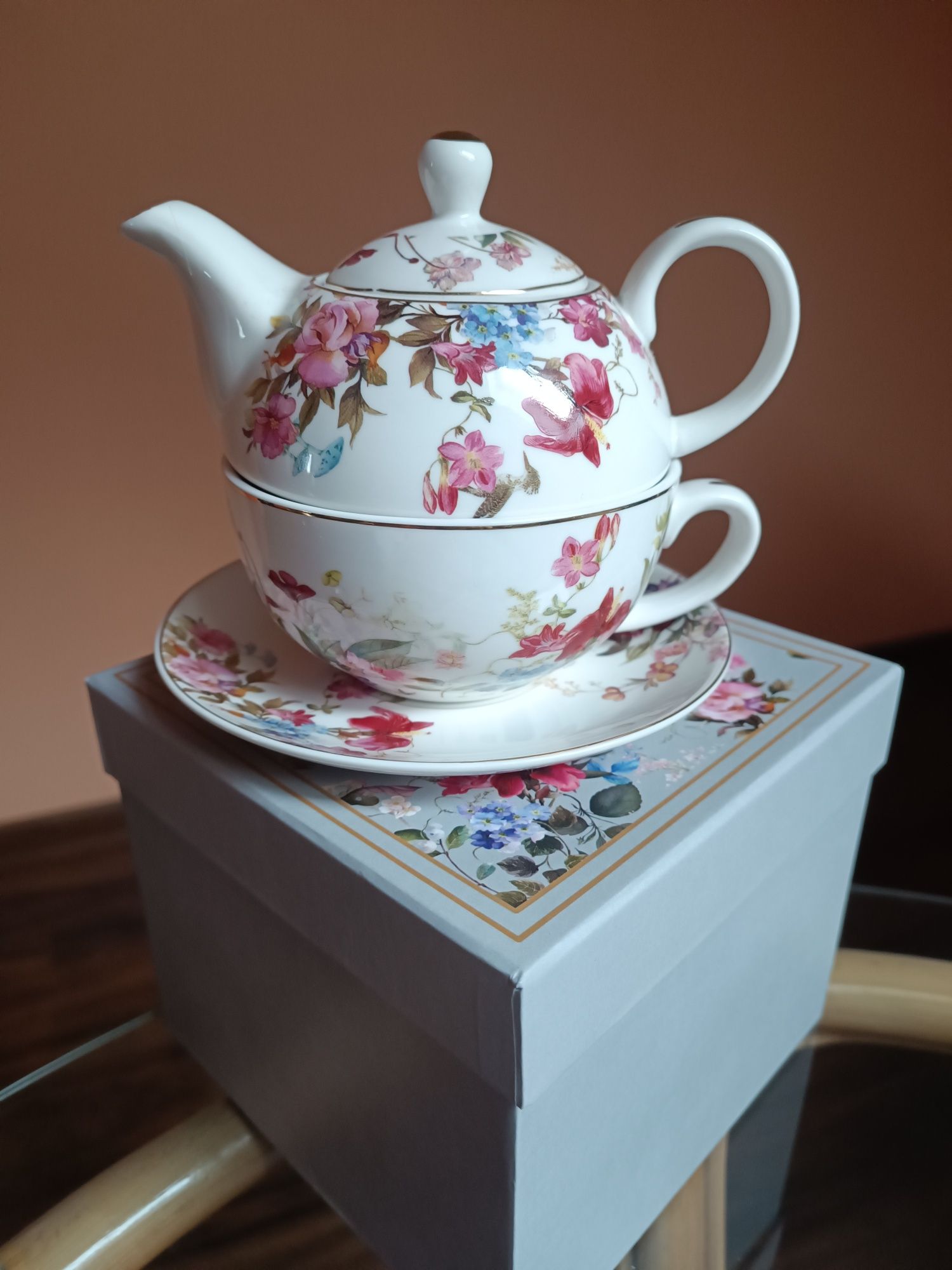 Porcelanowy komplet filiżanka talerz dzbanek