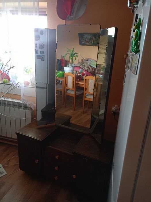 Toaletka z lustrem z czasów powojennych