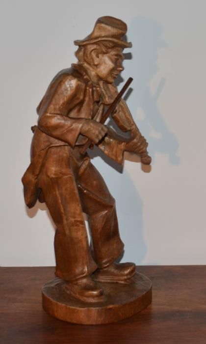 Estatueta esculpida em Madeira Maciça – Músico Violinista
