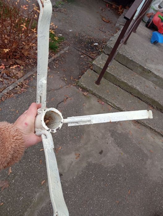 Металева тринога для ялинки