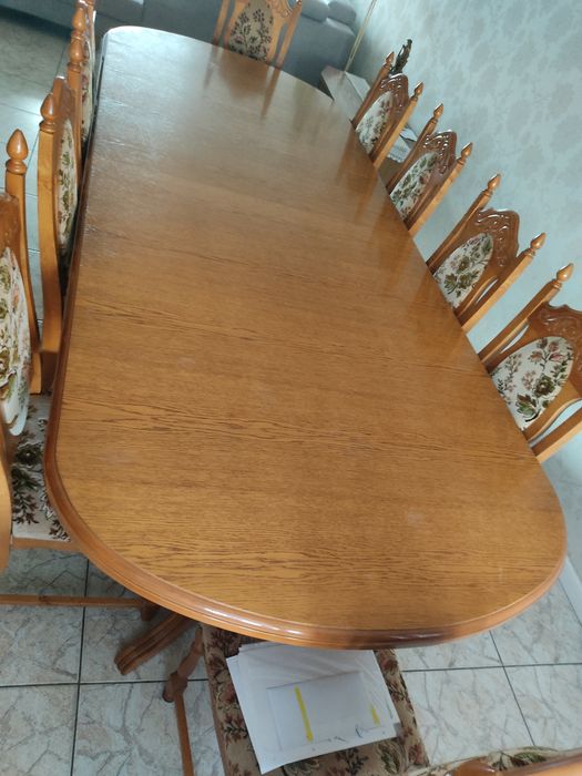 Piękny stół i krzesła