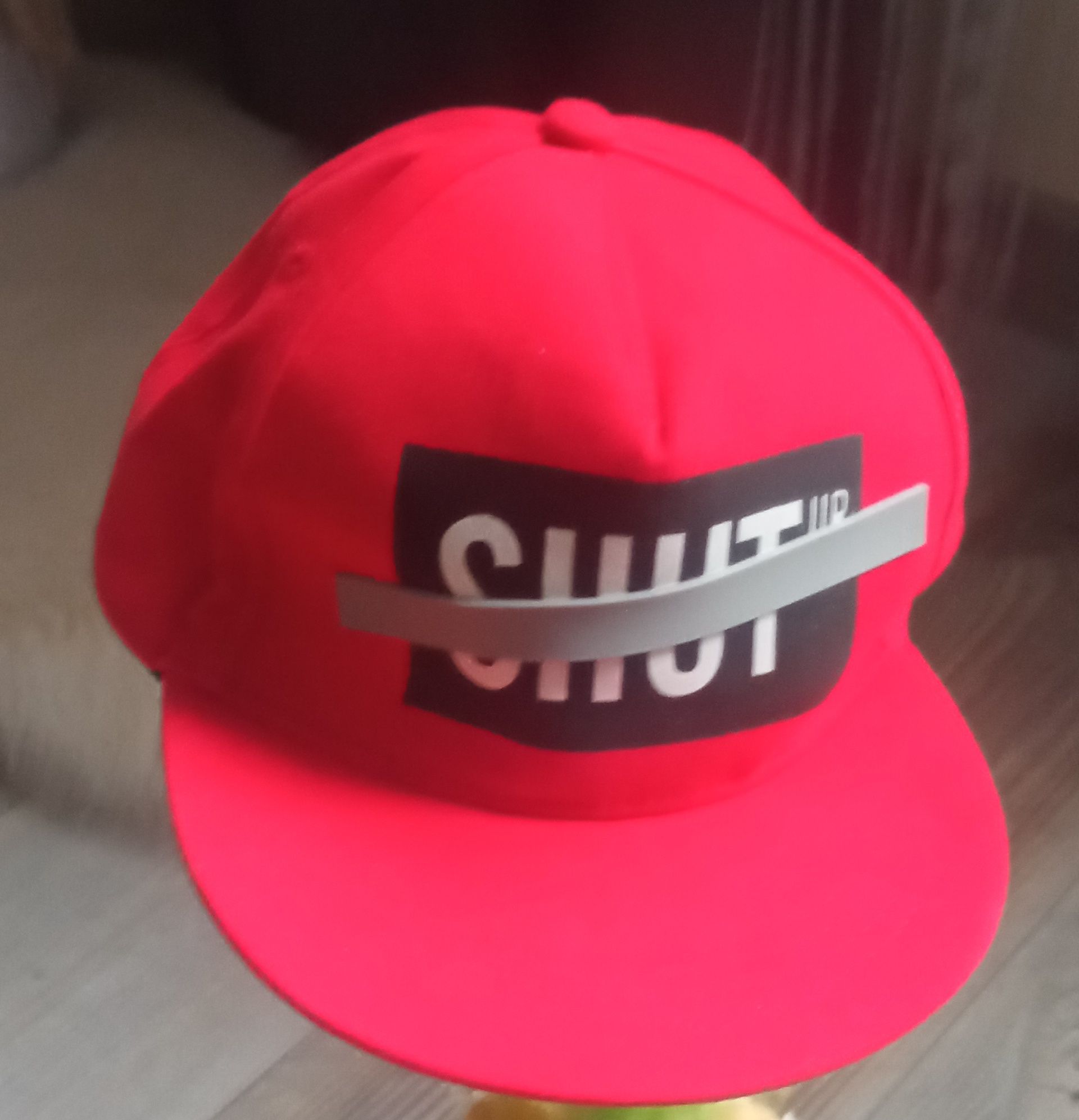 Czapka z daszkiem s h o u t