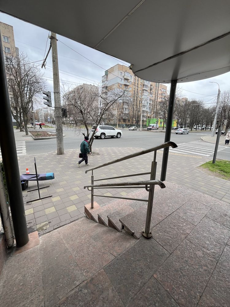 Продам фасадне торгове приміщ. 1 поверх Шевченка, 335 р-н Сєдова