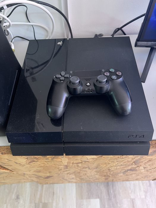 Vendo PS4 3 jogos 1 JoyStick