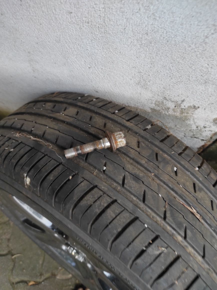 Vendo duas jantes Peugeot com 2 pénus novos yokohama.. E largadores