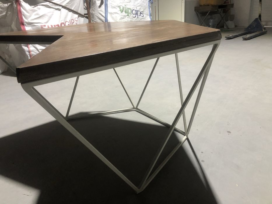 Офісний стіл в стилі лофт.