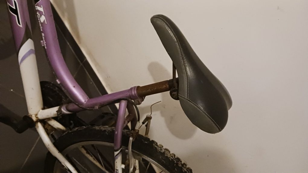 Bicicleta roxa e branca como nova