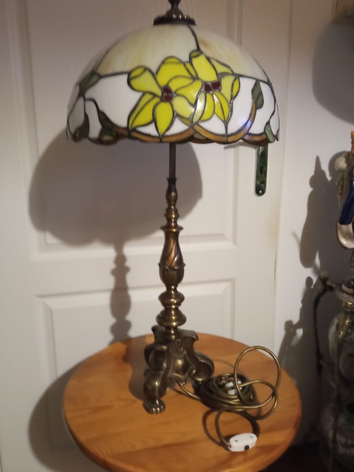 Lampa mosiężna w stylu Tyffany