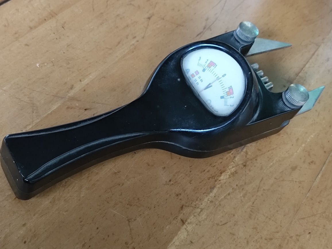 Analogowy tester akumulatorów