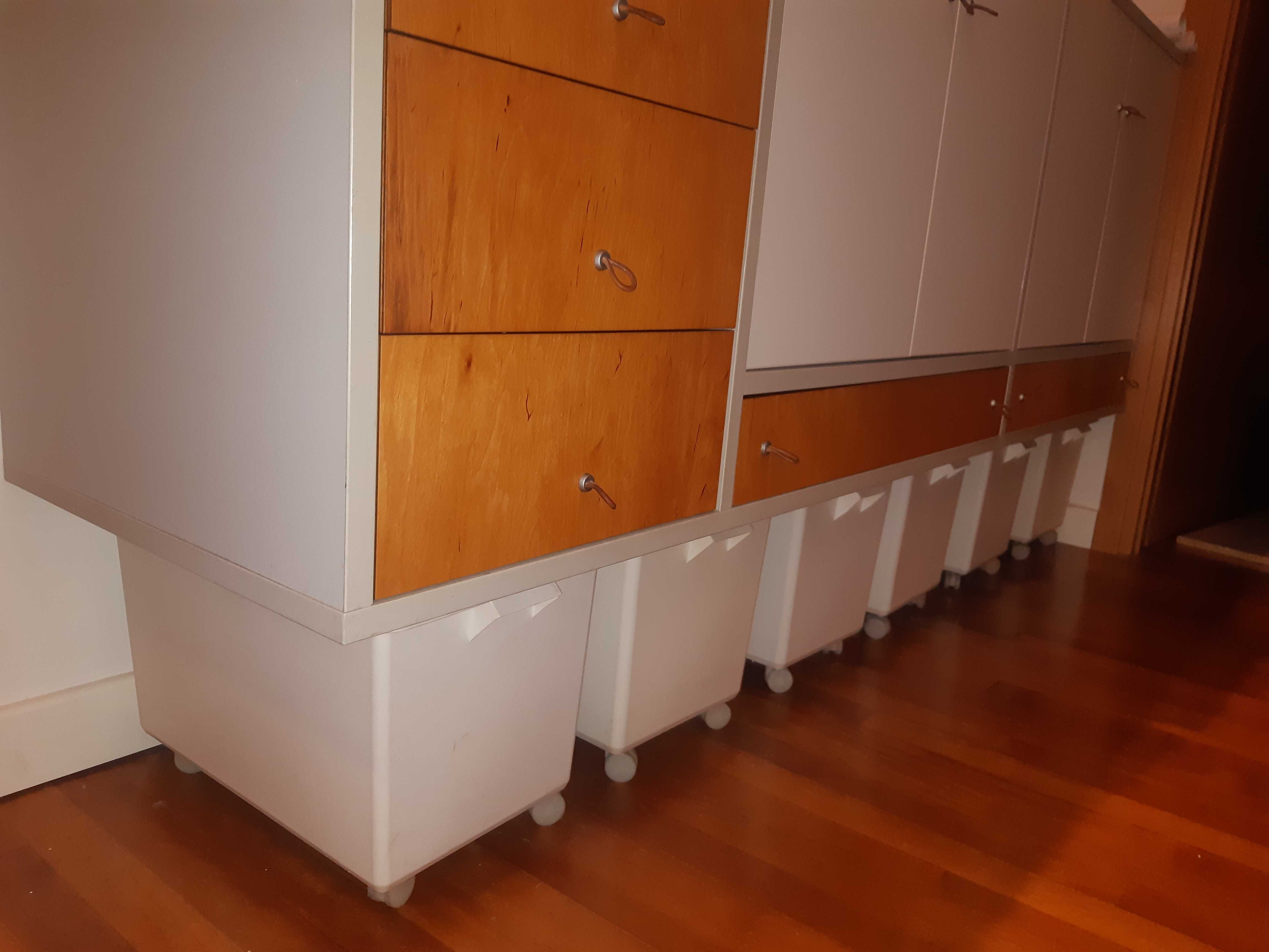 biały pojemnik kosz pudełko IKEA SLUGIS pod regał, szafkę, komodę