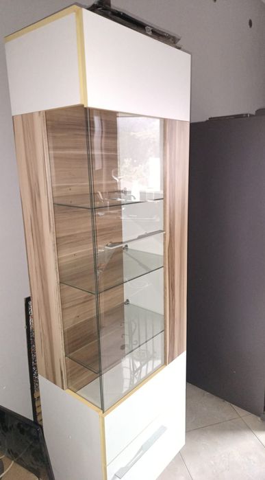 Dwie witryny Monsun z podświetleniem led