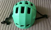 Kask rowerowy o spokojnym aczkolwiek widocznym kolorze