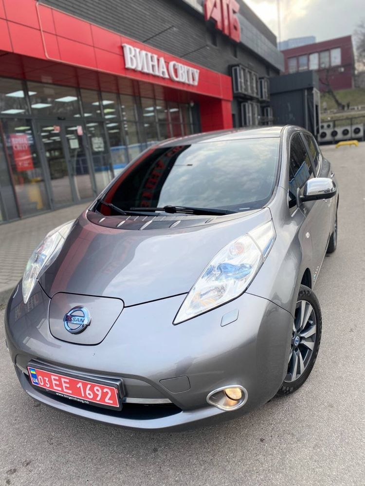 Продам Nissan Leaf.