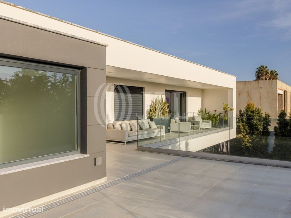 Moradia T4+2 com jardim e piscina em Birre Cascais