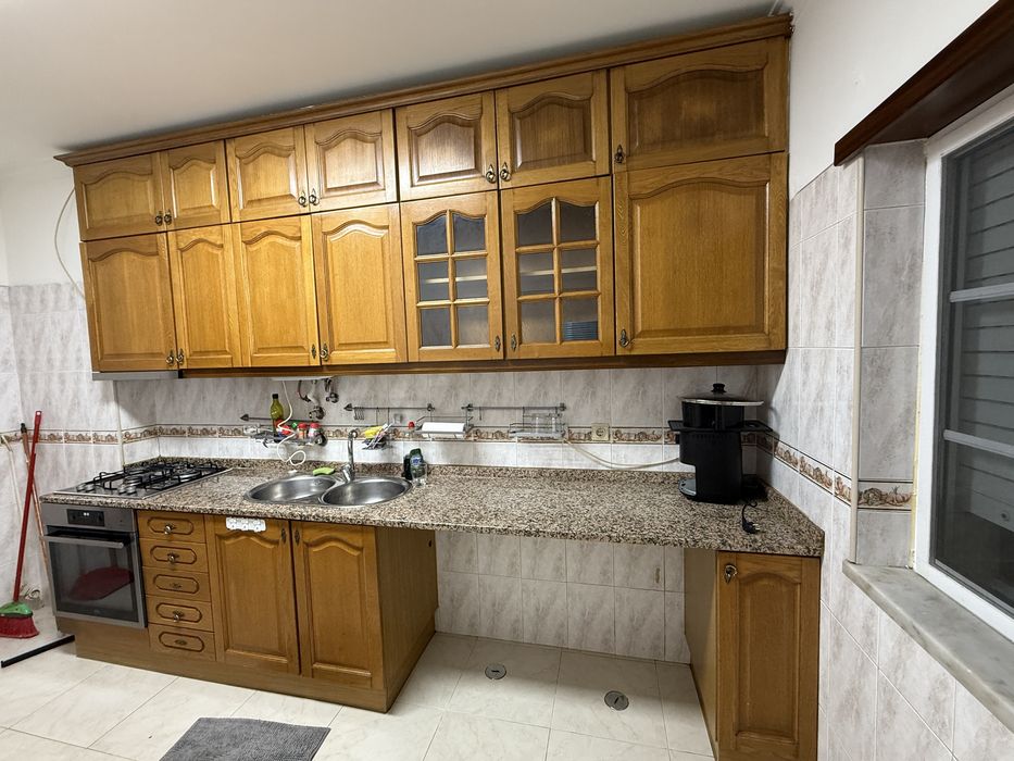 Armário de Cozinha Madeira Maciça com Tampo em Granito