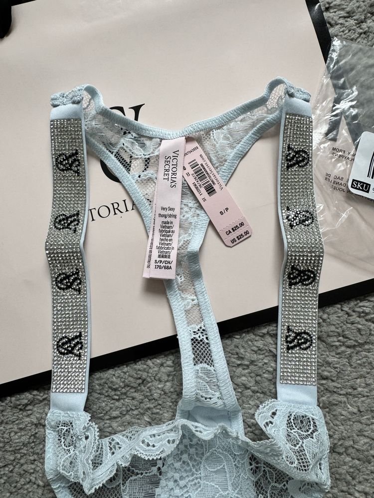 Niebieskie stringi koronkowe z kryształkami Victoria’s Secret