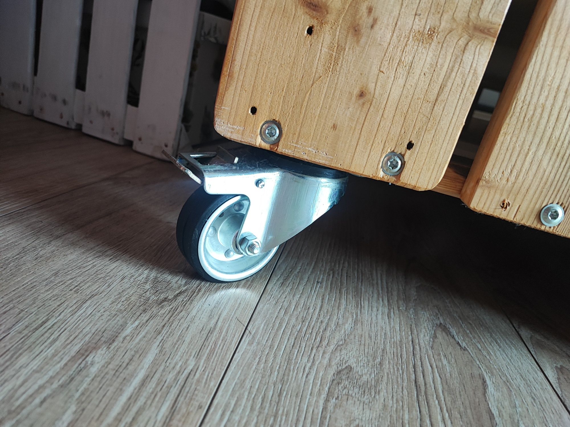 Łóżko z palet szer 84