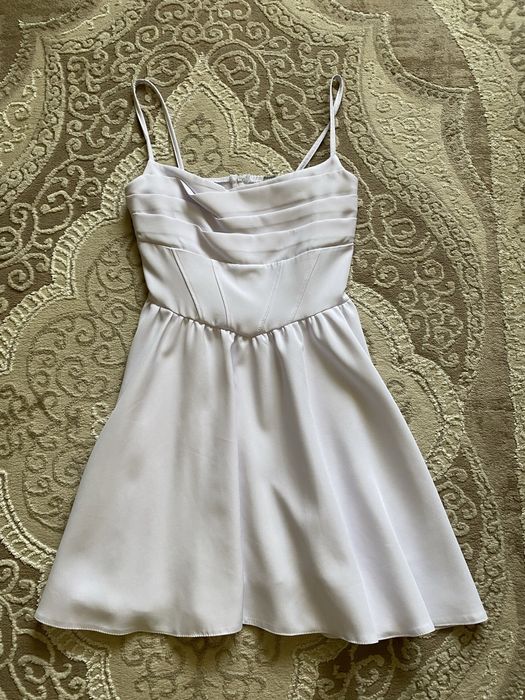 Жіноча біла сукня