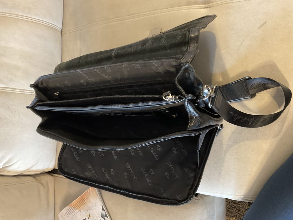 Pasta de Ombro em Pele Gil Holsters – Preta, Vários Compartimentos