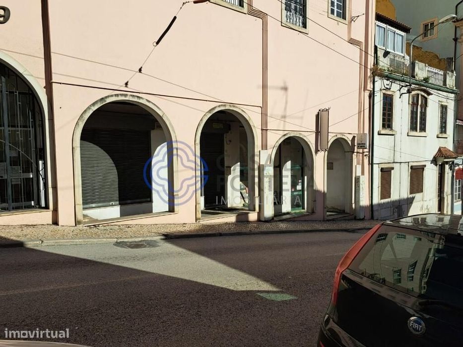 VENDE-SE LOJA, arrendada, Alta Coimbra - Praça da República / Av. Sá d