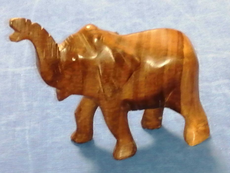 Conjunto de leopardo e elefante de artesanato africano em madeira.