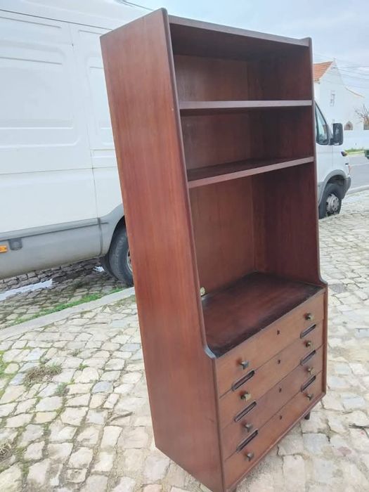 Móvel de sala com prateleiras e gavetas