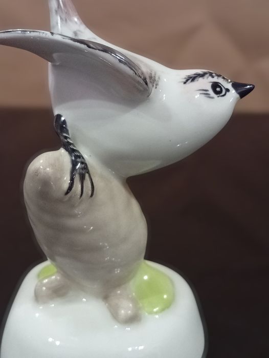 Винтажная фарфоровая статуэтка Птичка на шишке, Аквинкум, Венгрия, 60е