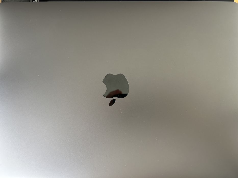 MacBook Air M1 2020 – 8GB/256GB – Funcional, ecrã danificado