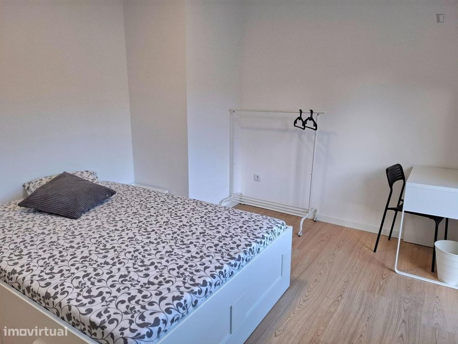 719645 - Quarto com cama de casal, com varanda...