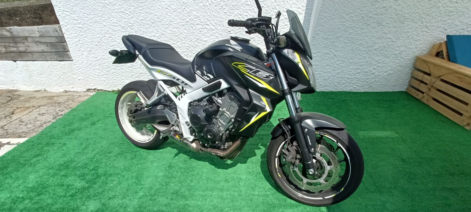 Honda CB650F com Extras
