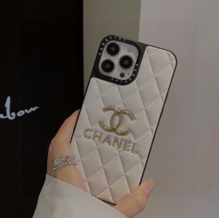 Chanel – luksusowe etui iPhone z logo CC i łańcuszkiem