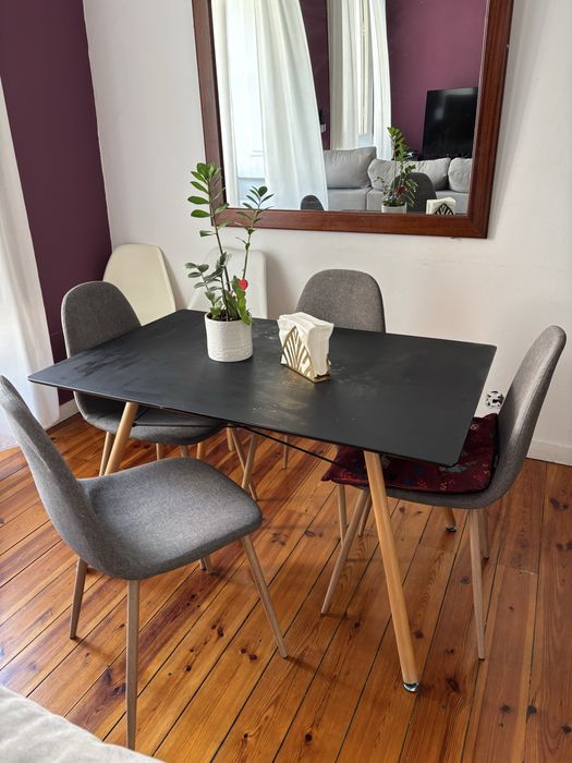 Vendo mesa com 4 cadeiras cinzas e duas brancas