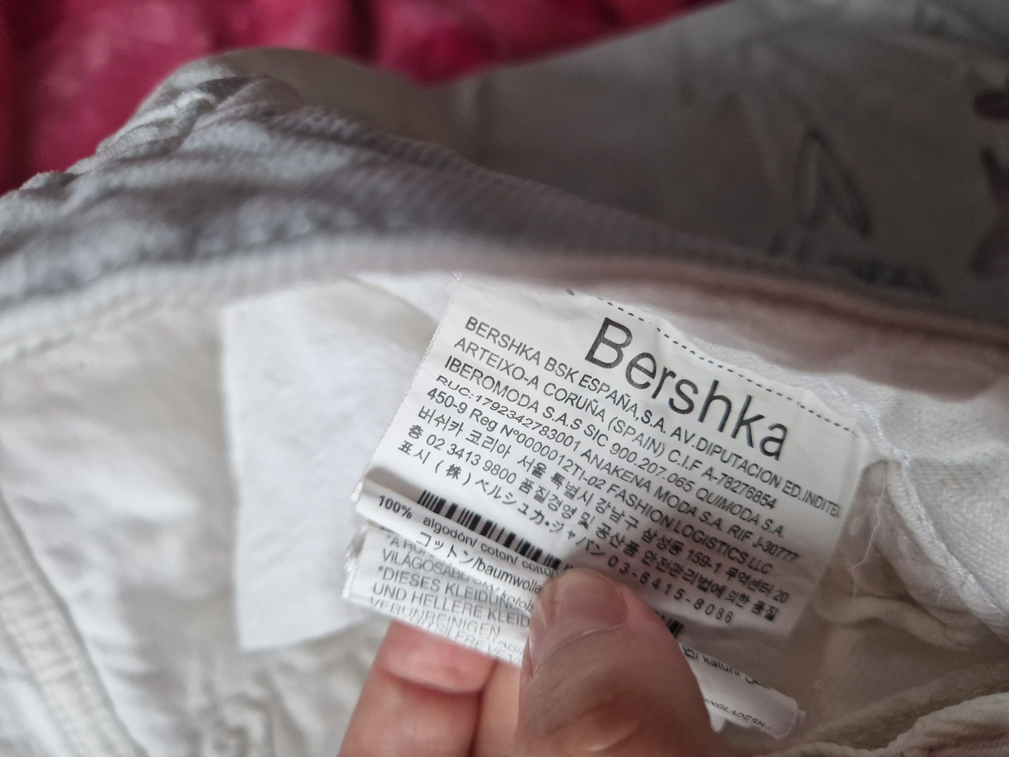 Białe spodnie jeansowe Bershka