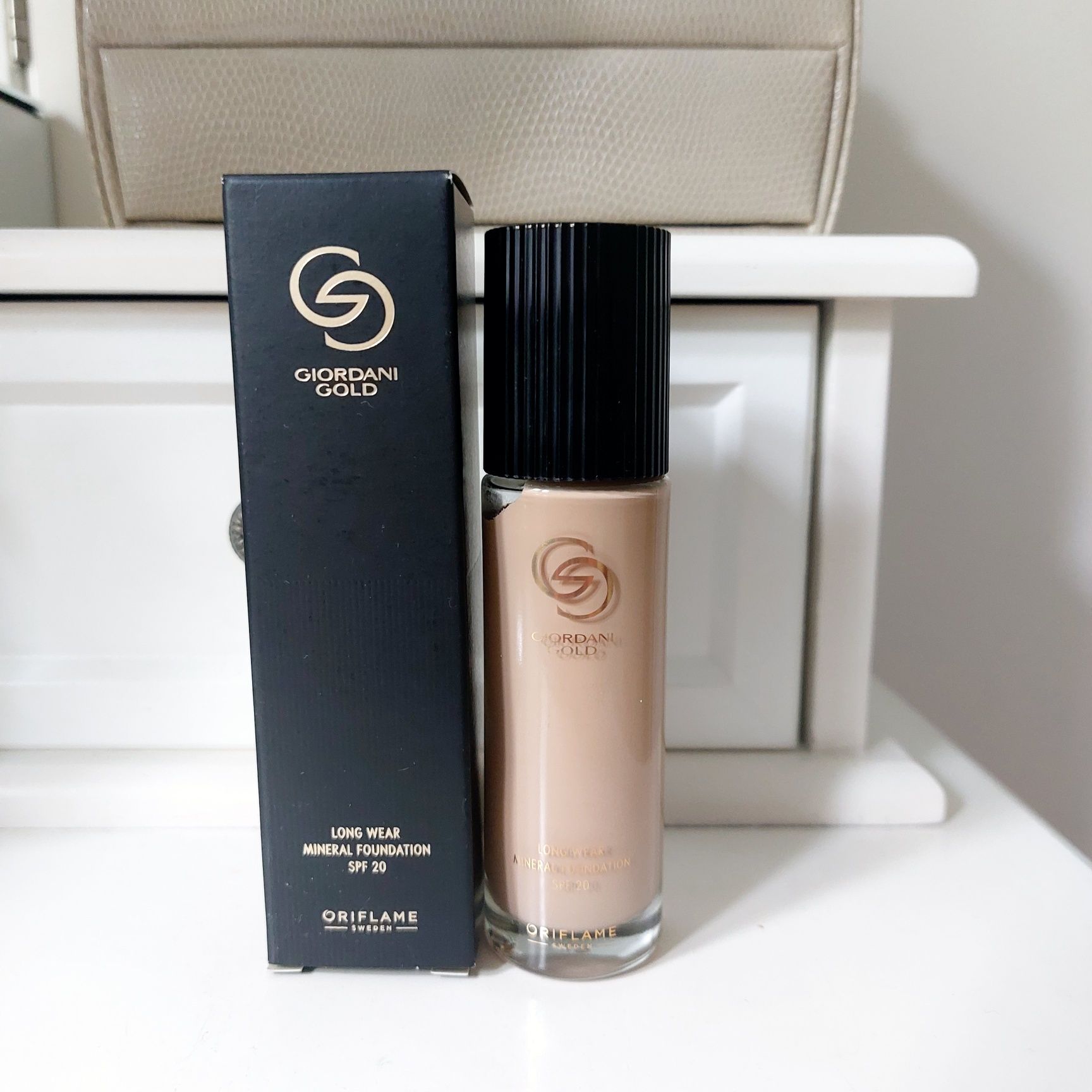 Podkład mineralny pod makijaż trwały Giordani Gold Oriflame