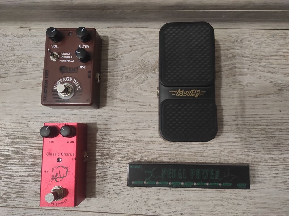 Гітарні педалі (Chorus, Distortion, Wah) + блок живлення  ціни в описі
