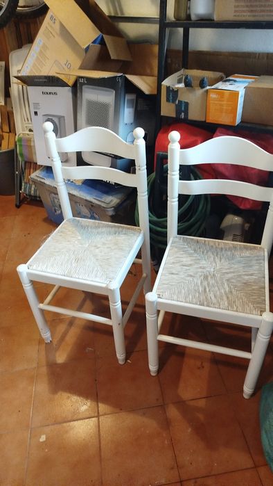 Quatro cadeiras brancas de cozinha