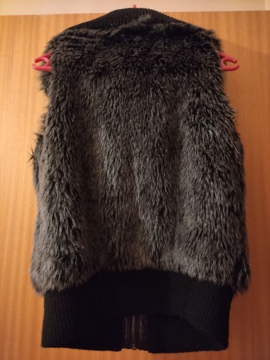 Colete de pêlo tons preto e cinzento da Zara