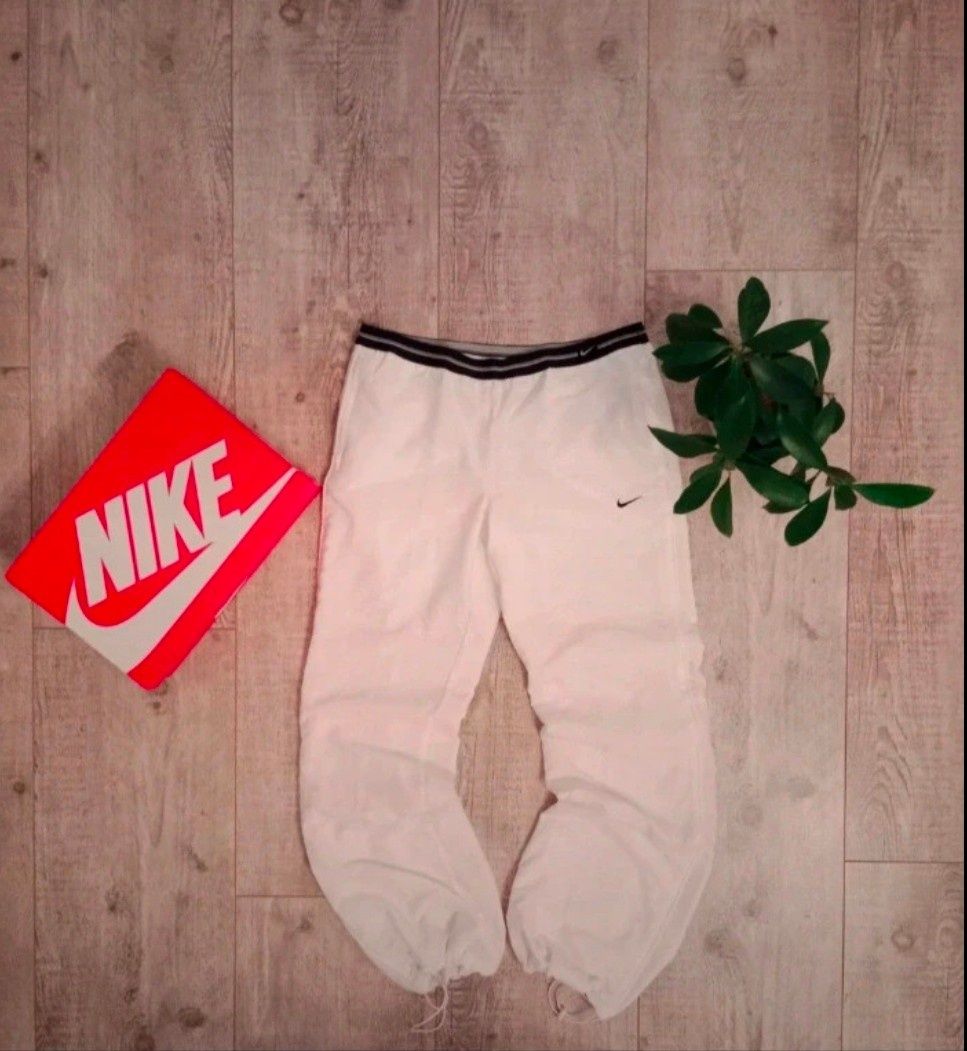Białe Spodnie z szerokimi nogawkami parachuty Nike y2k style