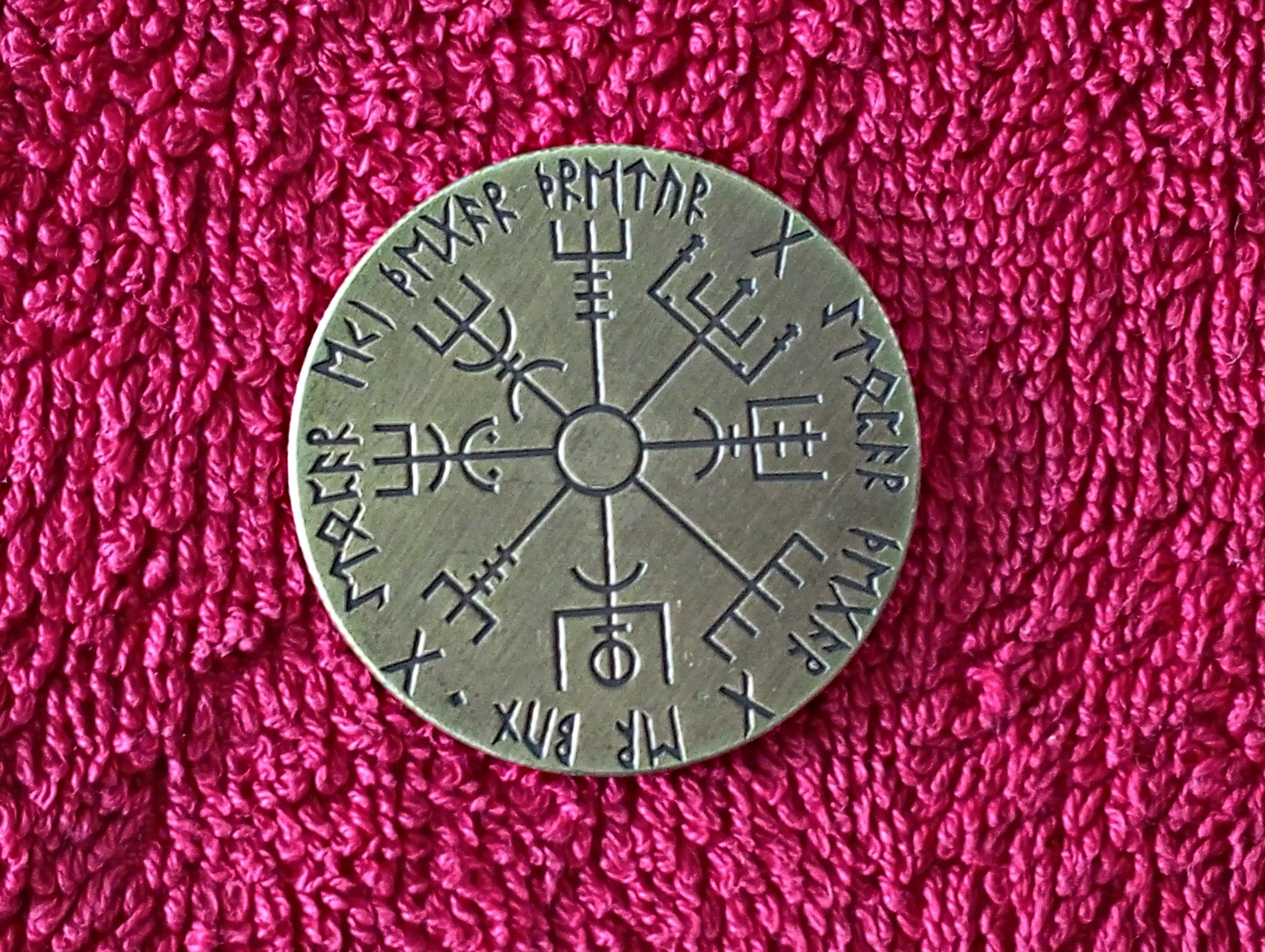 Moeda Viking com runas. Moeda da sorte fabricada em metal e bronzeada